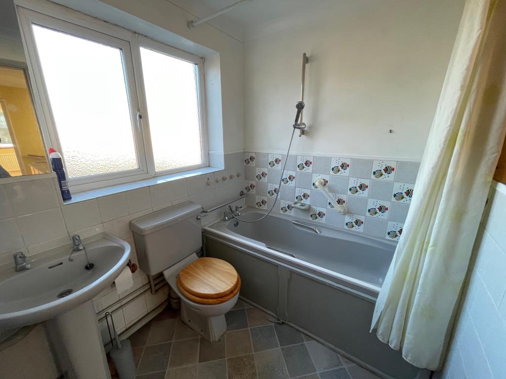 Lot: 118 - THREE-BEDROOM HOUSE FOR IMPROVEMENT - Bathroom